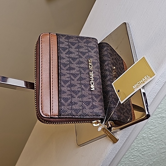 MICHAEL Michael Kors Handbags - Michael Michael Kors Jet Set Travel Medium Signature Card Case NWT